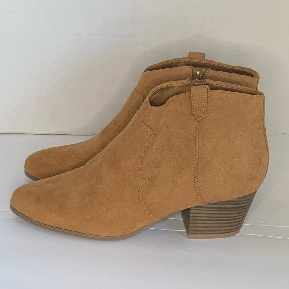 Old Navy faux suede ankle booties size 9 in like new condition
